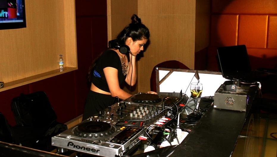 female disco jockey pune