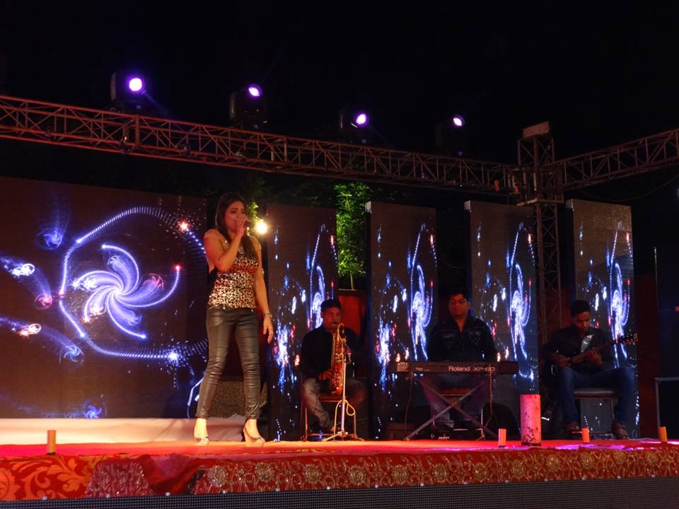 best live band with girl pune