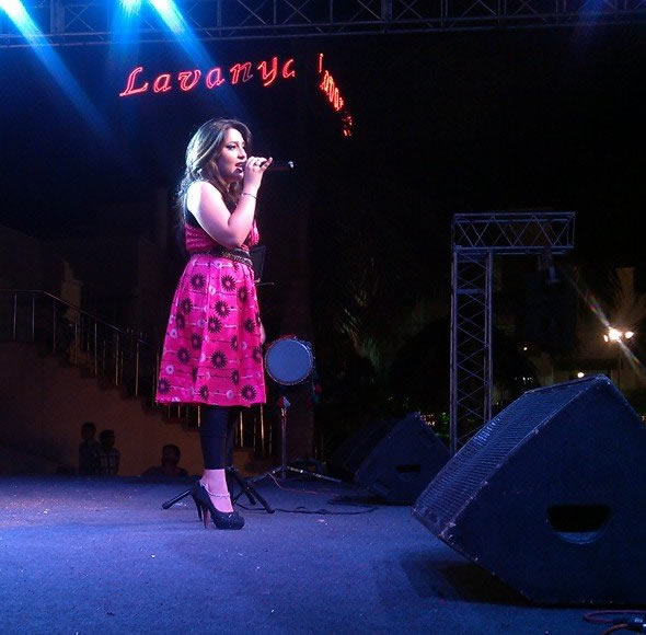 female singer pune