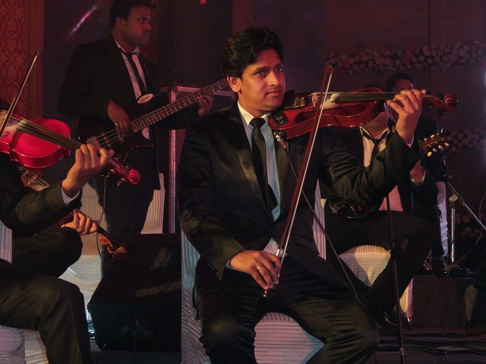 male violin player pune
